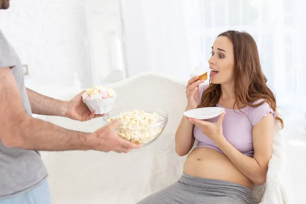 Sorprendido embarazada consiguiendo postre — Foto de Stock