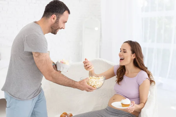 Mutlu adam karısına yiyecek getirmek — Stok fotoğraf