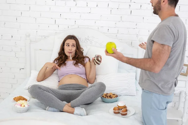 Jonge man stelt apple zwangere vrouw — Stockfoto