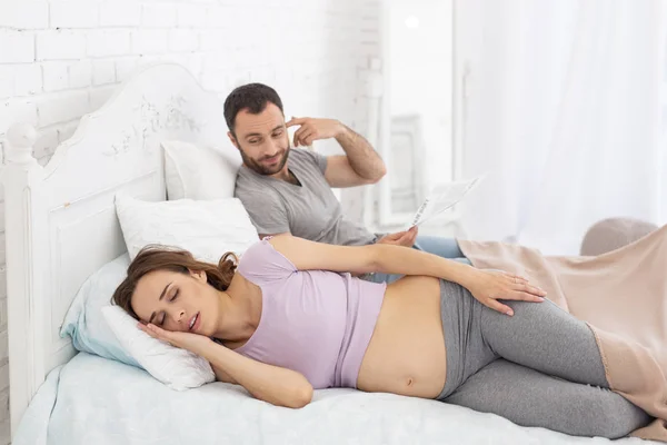 Mulher grávida atraente a dormir a sesta — Fotografia de Stock