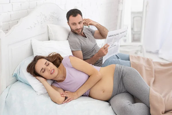 Szép terhes nő göndörítés — Stock Fotó