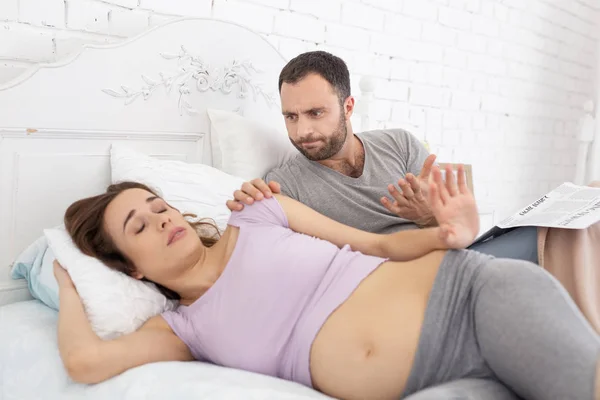 Mad man awaking pregnant woman — Stock Photo, Image