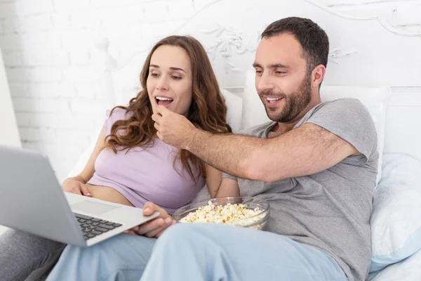 Homem alegre alimentando mulher grávida — Fotografia de Stock