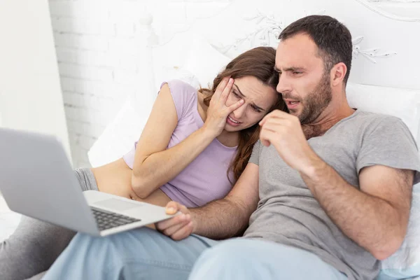 Mulher grávida e homem assistindo filme assustador — Fotografia de Stock