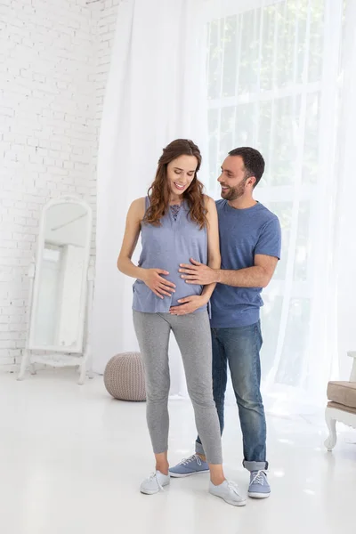 Homem feliz abraçando mulher grávida — Fotografia de Stock