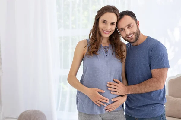 Jovial homem abraçando mulher grávida — Fotografia de Stock