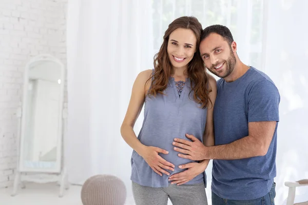 Neşeli adam hamile kadını taşıyan — Stok fotoğraf
