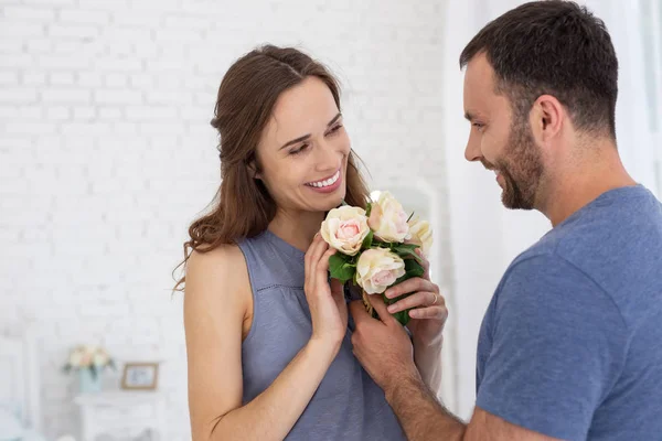 Attractive man gifting flowers to pregnant woman — Stock Photo, Image