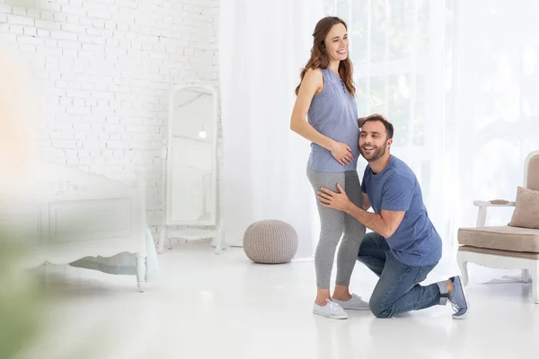 उत्साही आदमी गर्भवती महिला पेट सुन रहा है — स्टॉक फ़ोटो, इमेज