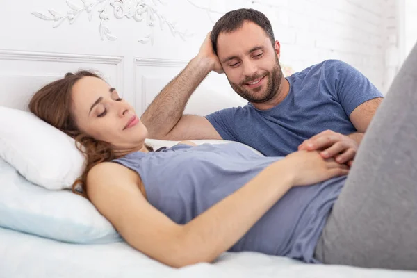 Komfort Brzuch Pozytywne Ciąży Kobieta Leżąc Plecach Mężczyzna Patrząc Nią — Zdjęcie stockowe