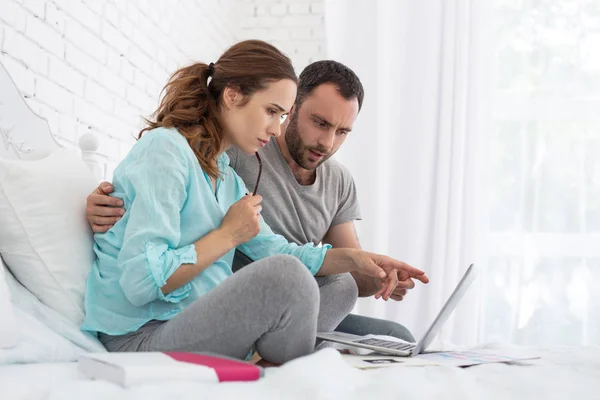 Uomo disturbato e donna incinta studiando articolo — Foto Stock