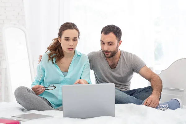 Preoccupato donna incinta e uomo immergersi nel video — Foto Stock