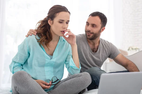 Focalizzato donna incinta e uomo ascoltando la lezione — Foto Stock