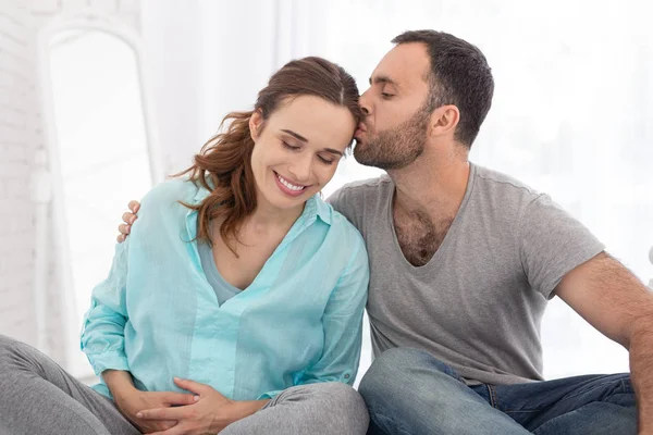 Hombre cariñoso acariciando a mujer embarazada — Foto de Stock