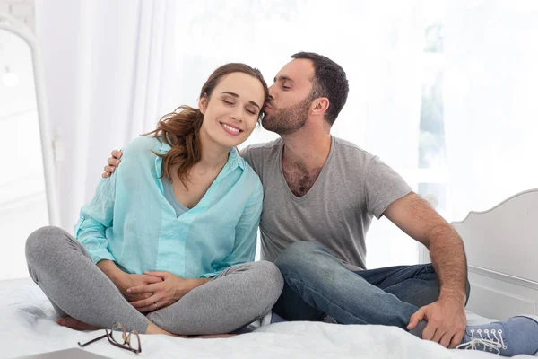 Liebenswerter Mann, der schwangere Frau anbetet — Stockfoto