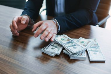 Well-off resmi rüşvet suçladı