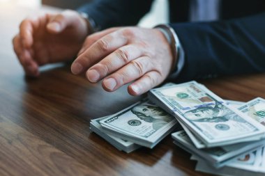 Etkili resmi rüşvet suçladı