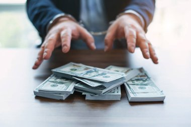 Başarılı resmi rüşvet suçladı