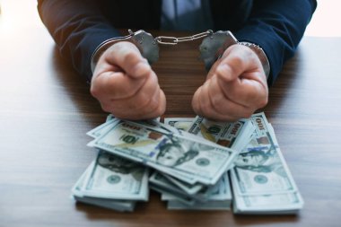 Güçlü resmi rüşvet suçladı