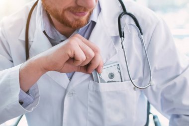 Memnun doktor ofisinde rüşvet almak