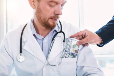 Ciddi sakallı Doktor alarak para