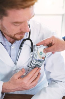 Sakallı Doktor para fikirli para alıyor