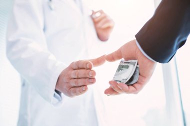 İşlem için rüşvet almakla doktor demek