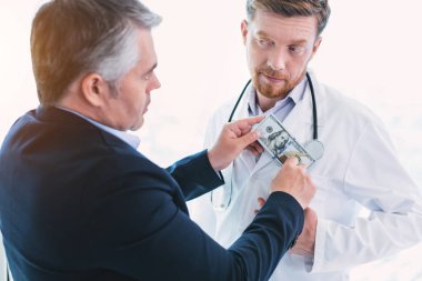 Rüşvet almakla memnun dürüst olmayan doktor