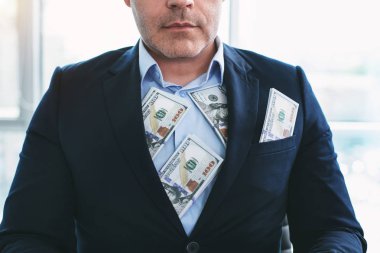 Ben hırslıyım. Bir takım elbise ve çok para sahip scrooge işadamı konsantre