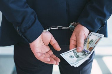 Önde gelen politikacı rüşvet suçladı