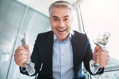 Resmi bir sürü para tutan boğulmuş