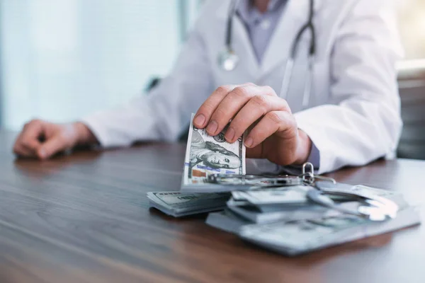 Médico famoso recebendo subornos em seu escritório — Fotografia de Stock