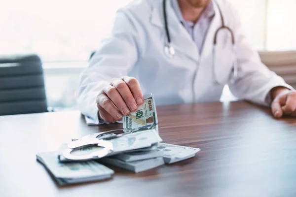 Médico famoso recebendo subornos em seu escritório — Fotografia de Stock