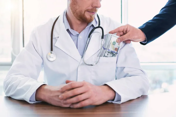 Determinato medico barbuto prendendo soldi — Foto Stock