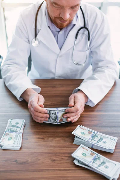 Encantado médico perverso recebendo dinheiro — Fotografia de Stock