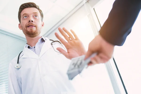 Erfaren läkare vägrar att ta en muta — Stockfoto