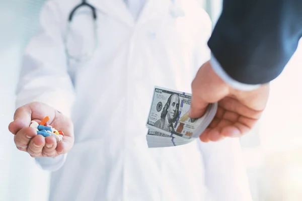 Médico desonroso tomando dinheiro para medicação — Fotografia de Stock