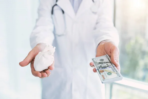 Médico qualificado a receber dinheiro dos seus pacientes — Fotografia de Stock