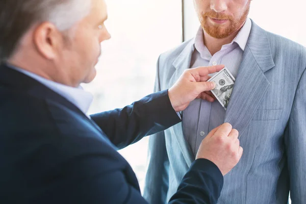 Empresário de sucesso dando um suborno — Fotografia de Stock