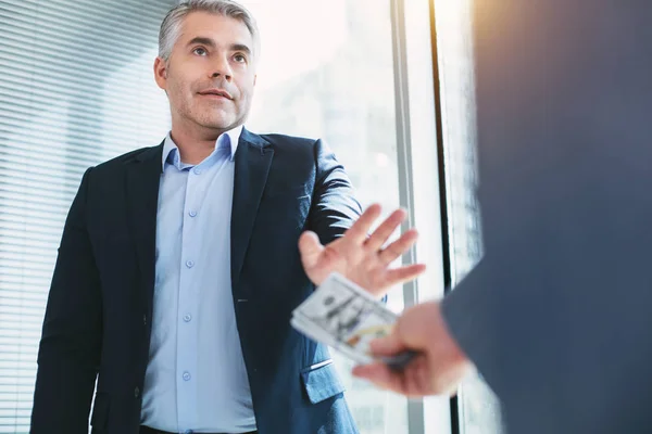 Alerta hombre de negocios aceptar grandes sobornos —  Fotos de Stock