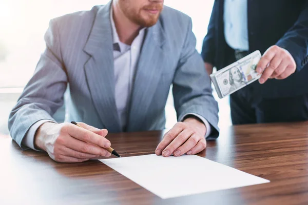 Malvagio funzionario che corrompe il suo collega — Foto Stock