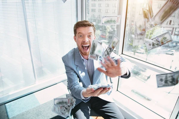 Opgewonden officiële foute geld om hem heen — Stockfoto