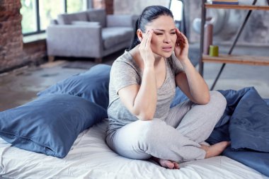 Yorgun güzel kadın baş ağrısı ile kopyalama