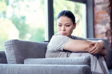 Üzgünüm depresif kadın depresyon çeker