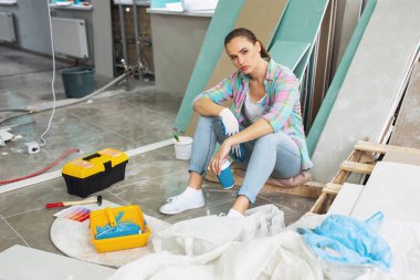 Yorgun genç kadın bir molası