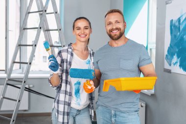 Birlikte ayakta neşeli yetenekli ressamlar