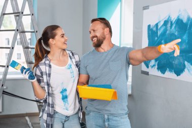 Birbirlerine gülümseyen mutlu ressamlar