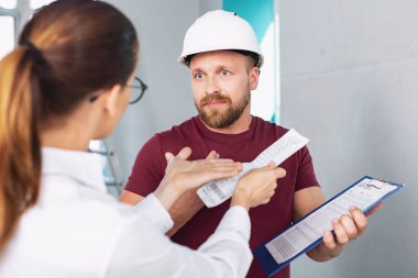 Kararlı işkadını bir bina çek holding