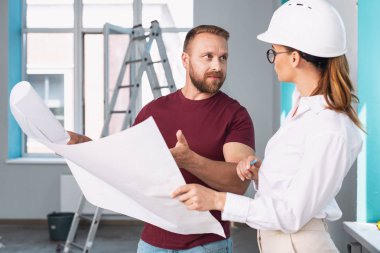 Müzakereleri. Bir miğfer ve kroki bakarak konsantre kadın tespit