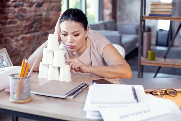 Ongelukkig vrouwelijke freelancer geconfronteerd met depressie — Stockfoto